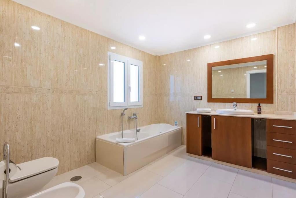 Ohana Luxury Villa With Heated Pool มาลากา ภายนอก รูปภาพ